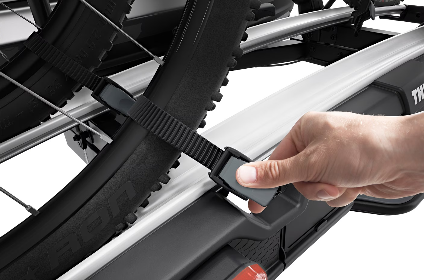 Fixer les vélos sur le porte vélos Velospace XT avec les courroies de serrage