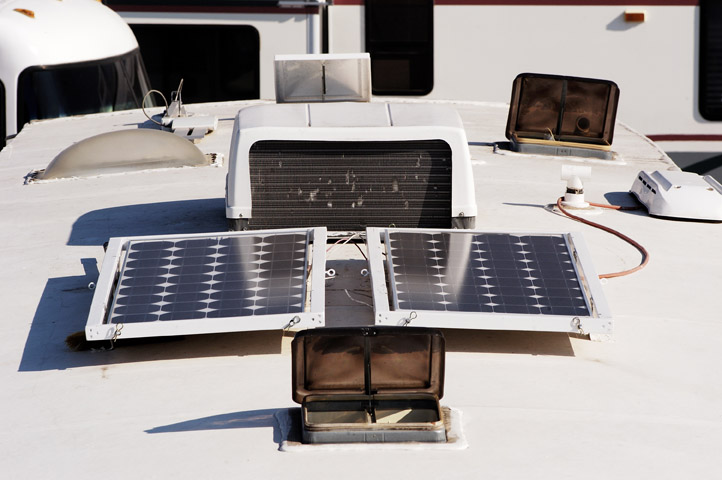 panneaux solaires de camping car installés sur le toit