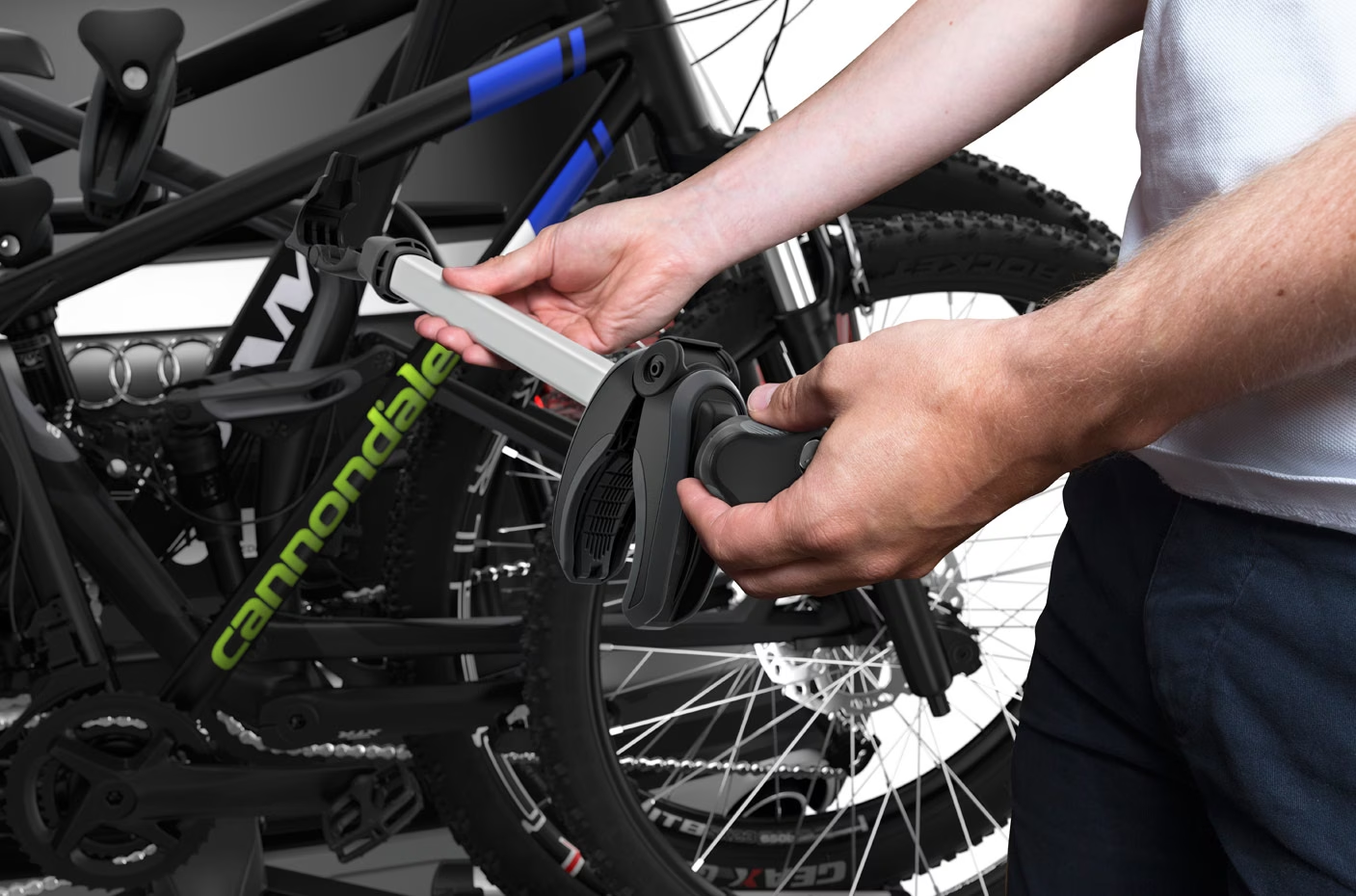 Installer les bras de fixation du porte-vélo VeloCompact de THULE sur le cadre de vos vélos