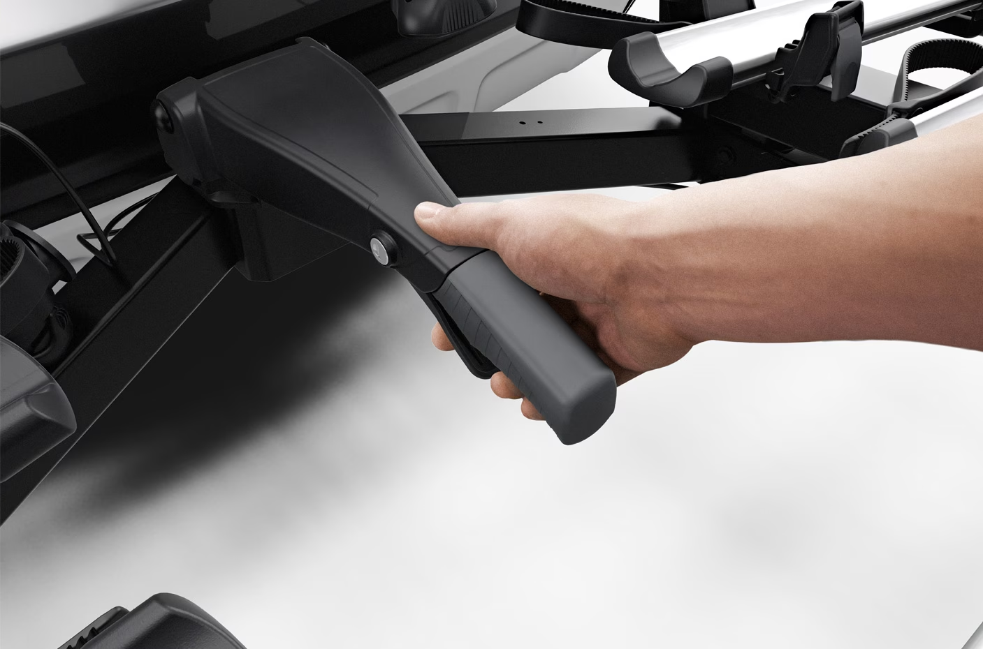 Actionner le levier de serrage du porte-vélos VeloSpace XT puis vérouillez-le à clé