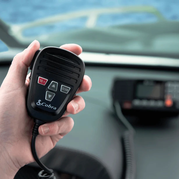 VHF Cobra BlueBound 1350 | VHF Fixe étanche IPX7 GPS et DSC | En action microphone en main
