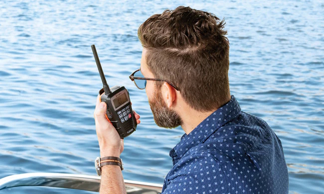 VHF Cobra BlueBound 150 | VHF Portable flottante et étanche IPX7 | En action