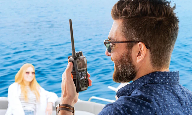 VHF Cobra BlueBound 350 | VHF Portable flottante et étanche IPX7 | En action