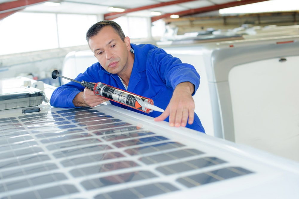 Faire l’installation d’un panneau solaire sur camping-car soi-même