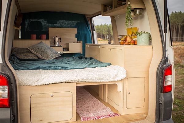 Installation des kits aménagements de fourgon Simple Vans