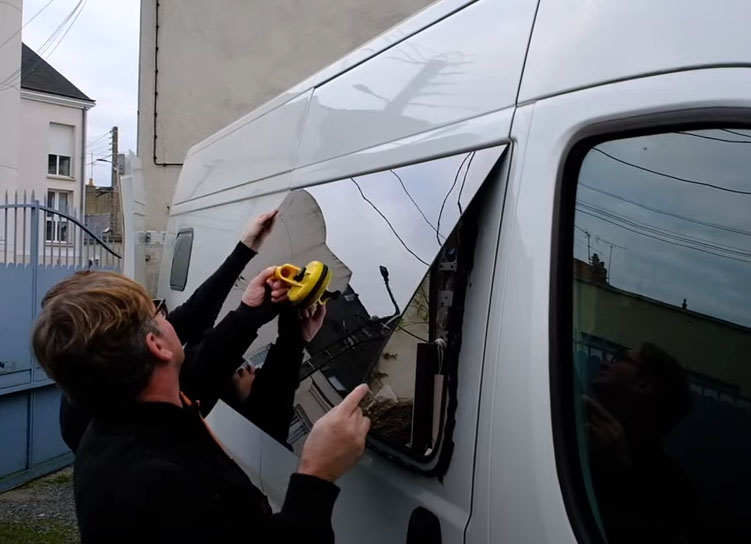 Poser une fenêtre sur un van ou un fourgon aménagé : Mode d’emploi
