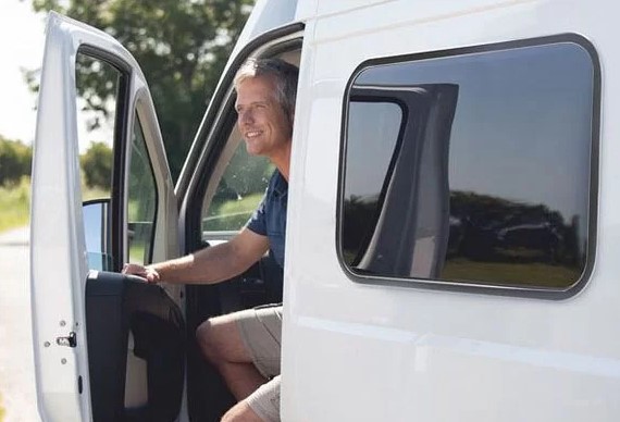 Comment choisir une fenêtre pour son van aménagé ou son camping-car ?