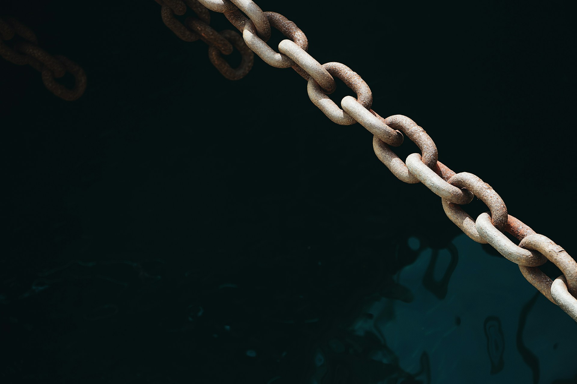 Qu'est ce qu'une chaîne de mouillage, comment la choisir, la fixer et l'entretenir ?