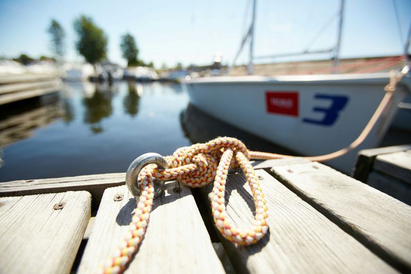 Choisir ses amarres et cordages pour bateau : diamètre, longueur et taille pour bien s'équiper